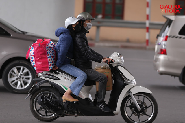 Ngay từ 15 giờ chiều, tại cửa ngõ Thủ đô phía Nam hàng nghìn người đã di chuyển phương tiện là xe máy từ các tỉnh như: Thanh Hóa, Ninh Bình, Thái Bình, Nam Định, Hà Nam lên Hà Nội để ngày mai tiếp tục công việc của mình. Ngay từ 15 giờ chiều, tại cửa ngõ Thủ đô phía Nam hàng nghìn người đã di chuyển phương tiện là xe máy từ các tỉnh như: Thanh Hóa, Ninh Bình, Thái Bình, Nam Định, Hà Nam lên Hà Nội để ngày mai tiếp tục công việc của mình.