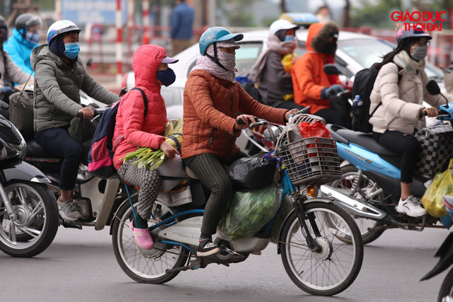 Nhiều gia đình lựa chọn xe máy để di chuyển lên Thủ đô. Nhiều gia đình lựa chọn xe máy để di chuyển lên Thủ đô.