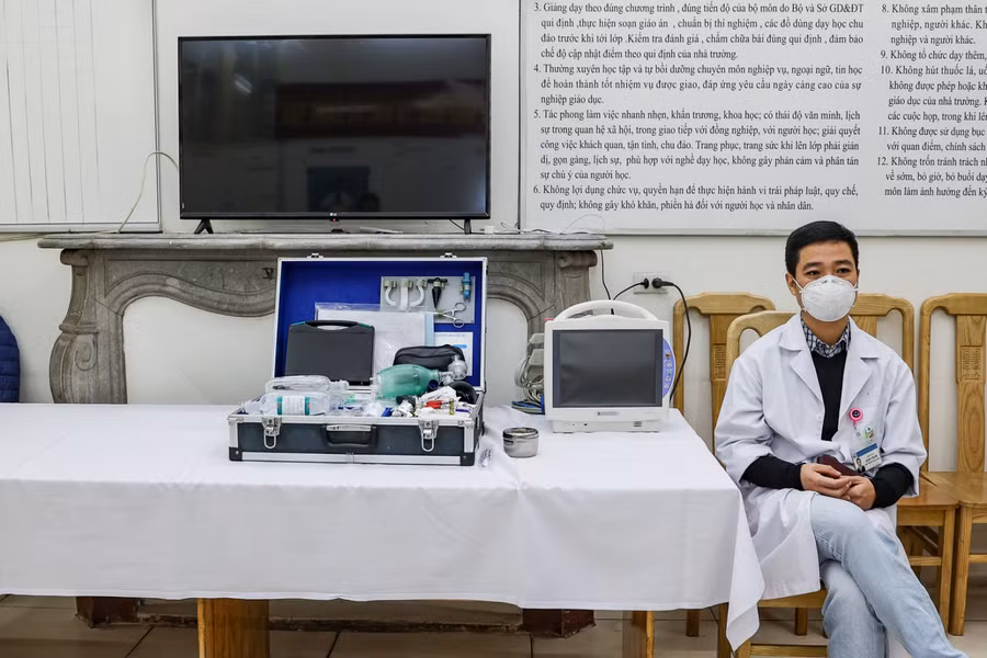 Nhà trường bố trí cán bộ cùng các phương tiện y tế trực cấp cứu đề phòng tình huống khẩn cấp.