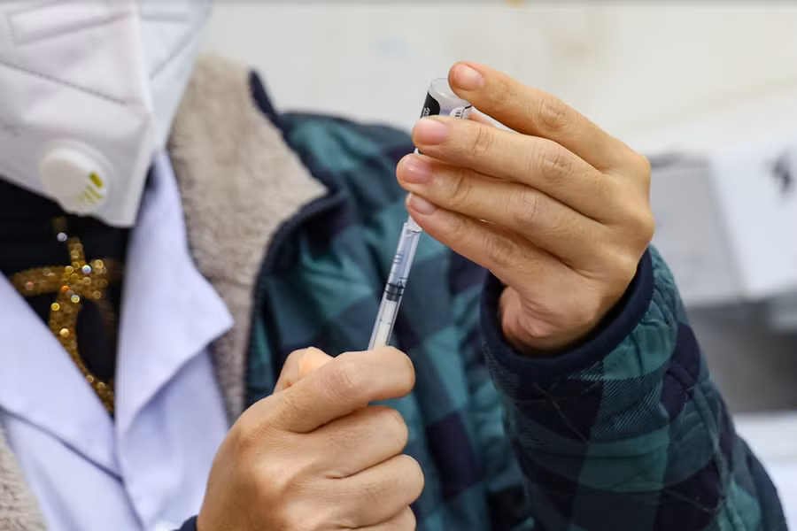 Vắc xin được sử dụng để tiêm phòng lần này là Pfizer.