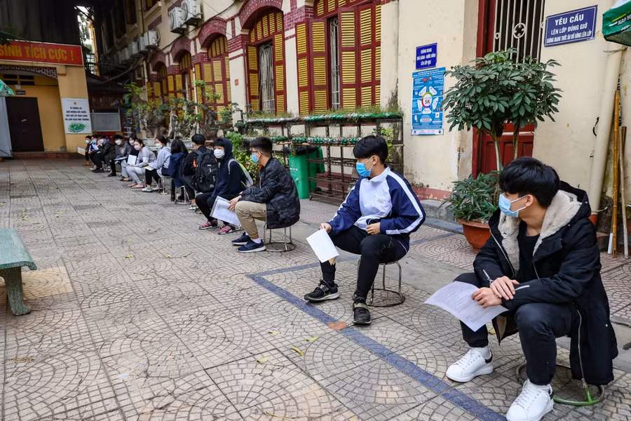 Học sinh được bố trí ngồi giãn cách để đảm bảo an toàn phòng chống dịch.