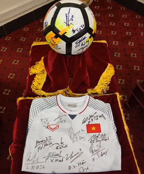 Món quà đội U23 tặng Thủ tướng được đấu giá 20 tỷ đồng