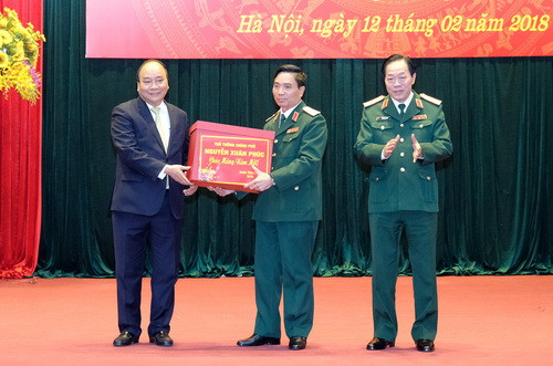 Thủ tướng Nguyễn Xuân Phúc tặng quà cán bộ, chiến sĩ Bộ Tư lệnh Thủ đô Hà Nội nhân dịp năm mới - Ảnh: VGP Thủ tướng Nguyễn Xuân Phúc tặng quà cán bộ, chiến sĩ Bộ Tư lệnh Thủ đô Hà Nội nhân dịp năm mới - Ảnh: VGP