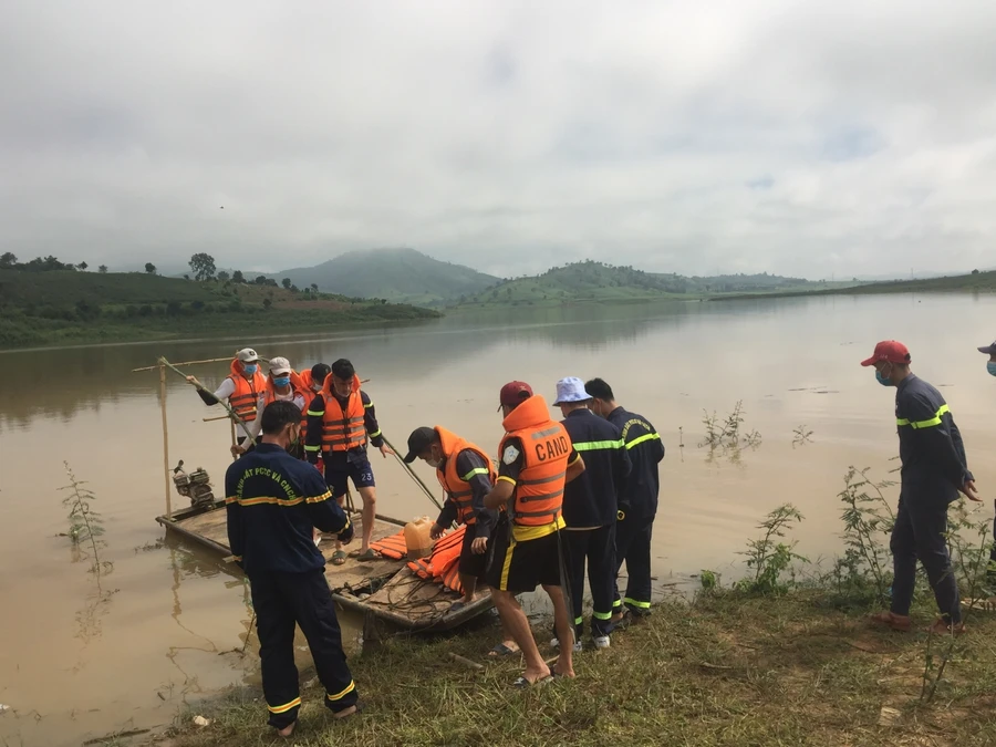 Lực lượng chức năng tích cực tìm kiếm 2 học sinh bị nước cuốn trôi.