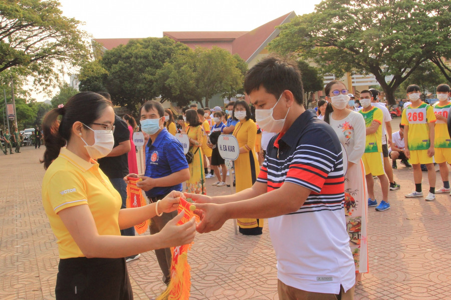 Phó Giám đốc Sở GD-ĐT Lê Thị Thanh Xuân trao Cờ lưu niệm cho đại diện các đơn vị tham gia hưởng ứng Ngày chạy Olympic vì sức khỏe toàn dân. Phó Giám đốc Sở GD-ĐT Lê Thị Thanh Xuân trao Cờ lưu niệm cho đại diện các đơn vị tham gia hưởng ứng Ngày chạy Olympic vì sức khỏe toàn dân.