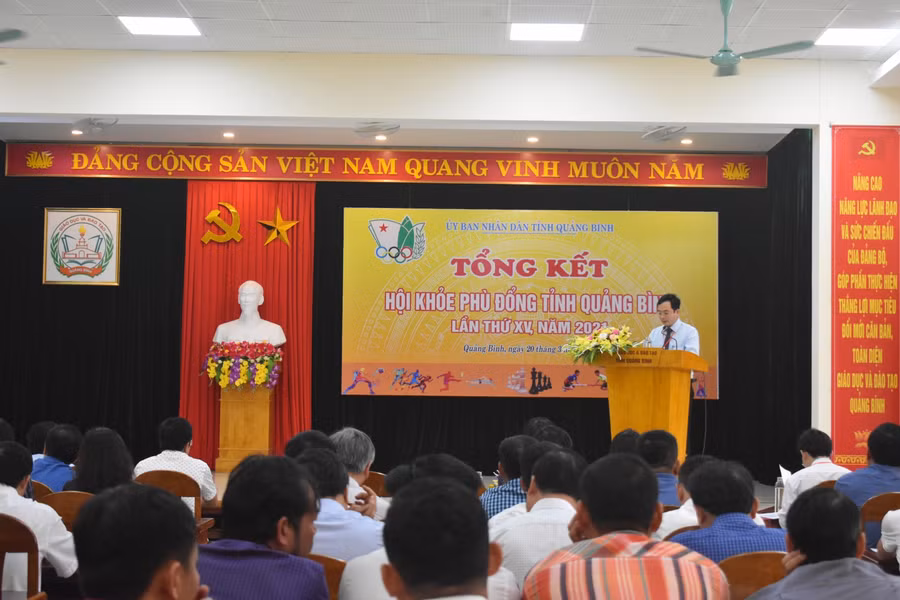 Giám đốc Sở GD&amp;ĐT Quảng Bình Đặng Ngọc Tuấn phát biểu tại buổi lễ tổng kết.