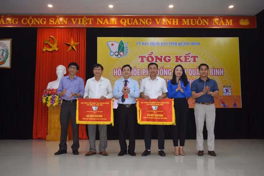 Phòng GD&amp;ĐT huyện Lệ Thủy và Trường THPT Nguyễn Chí Thanh nhận giải Nhất toàn đoàn.