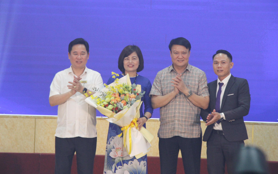 Đại diện học viên khóa 16 (ngoài cùng bên phải) tặng hoa lãnh đạo Trường ĐH Công đoàn. Đại diện học viên khóa 16 (ngoài cùng bên phải) tặng hoa lãnh đạo Trường ĐH Công đoàn.