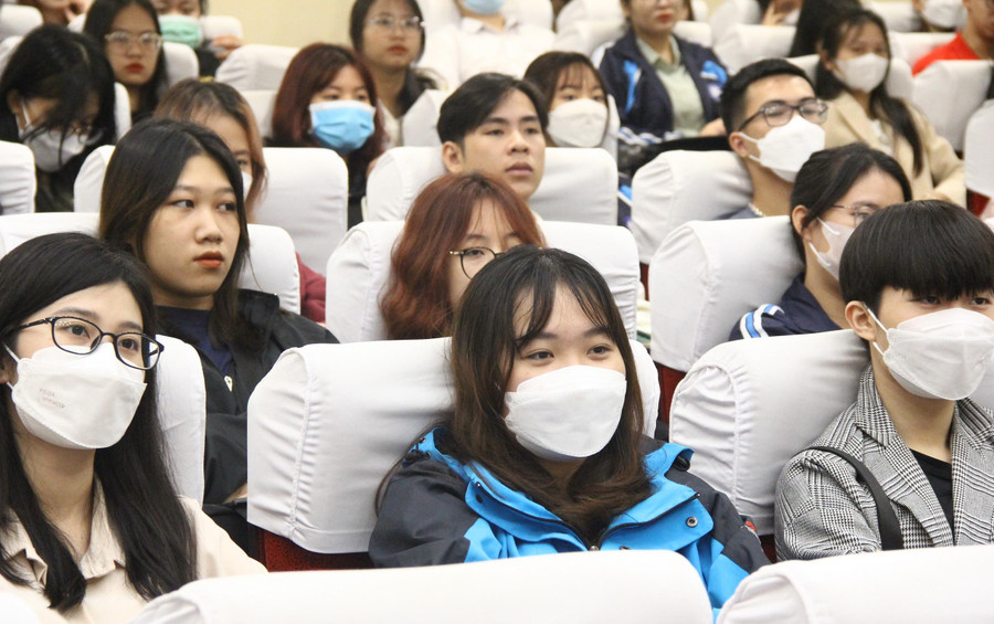 Đông đảo sinh viên tham dự Hội thảo “Nghiên cứu và giảng dạy chính trị học tại Việt Nam trong bối cảnh hội nhập quốc tế toàn diện”. Đông đảo sinh viên tham dự Hội thảo “Nghiên cứu và giảng dạy chính trị học tại Việt Nam trong bối cảnh hội nhập quốc tế toàn diện”.