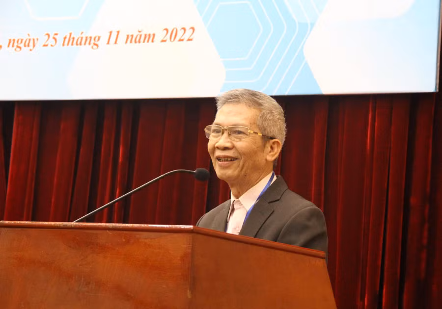 GS.TS Nguyễn Hùng Hậu tham luận tại hội thảo. GS.TS Nguyễn Hùng Hậu tham luận tại hội thảo.