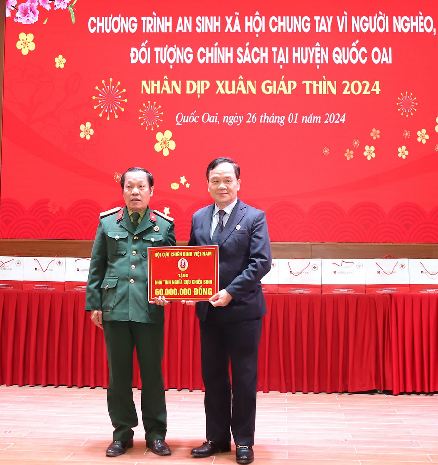 Hội Cựu chiến binh Việt Nam tặng 60 triệu đồng để xây dựng Nhà tình nghĩa cựu chiến binh. Hội Cựu chiến binh Việt Nam tặng 60 triệu đồng để xây dựng Nhà tình nghĩa cựu chiến binh.