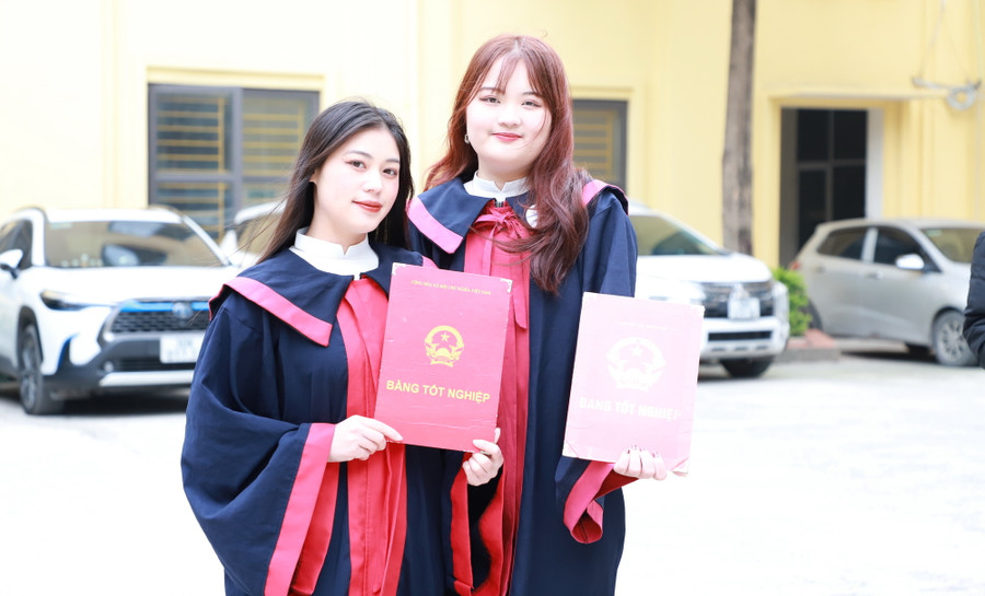 Niềm vui ngày nhận bằng tốt nghiệp.