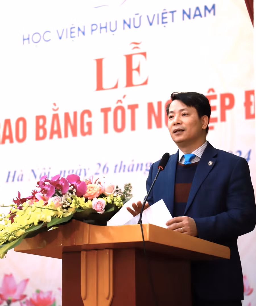 PGS.TS Trần Quang Tiến chia sẻ tại buổi lễ.
