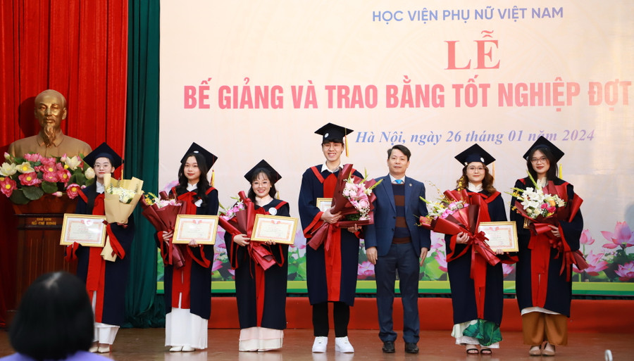Nhiều sinh viên được tuyên dương khen thưởng.