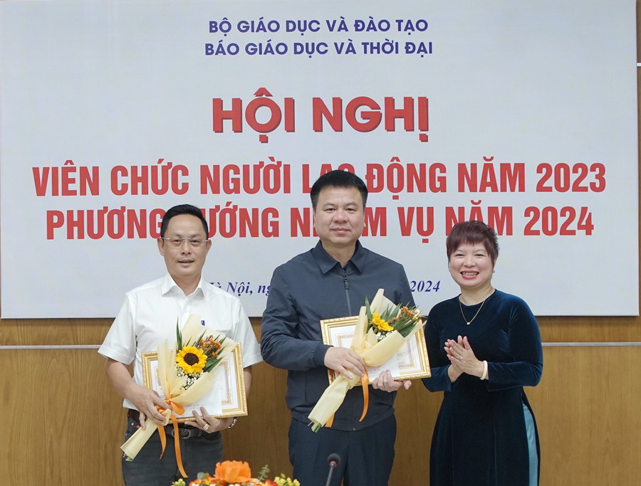 Nhà báo Dương Thị Thanh Hương trao Giấy chứng nhận Chiến thi đua cấp cơ sở.