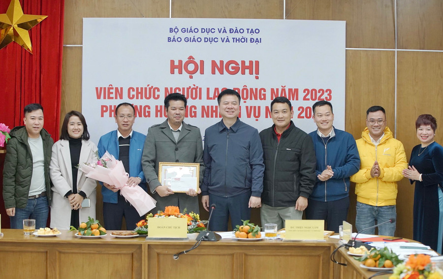 Tổng biên tập Triệu Ngọc Lâm và Phó Tổng biên tập Dương Thị Thanh Hương trao Giấy khen cho văn phòng Bắc Trung Bộ.