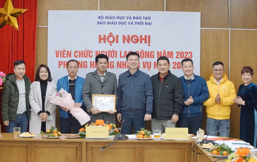 Tổng biên tập Triệu Ngọc Lâm và Phó Tổng biên tập Dương Thị Thanh Hương trao Giấy khen cho văn phòng Bắc Trung Bộ.