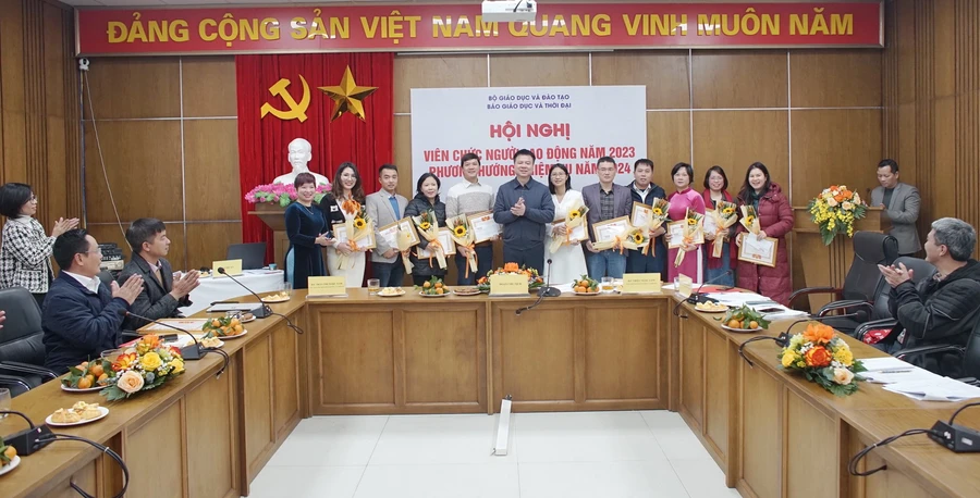 Ban biên tập tuyên dương, khen thưởng các cá nhân hoàn thành xuất sắc nhiệm vụ trong năm 2023.