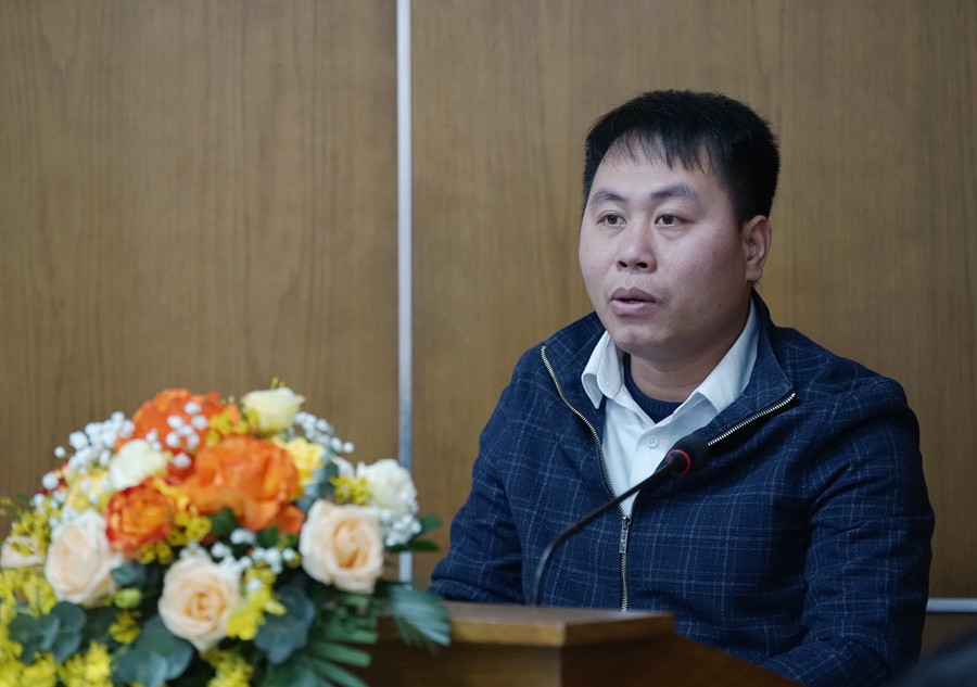 Cán bộ, viên chức hưởng ứng thi đua tại Hội nghị.