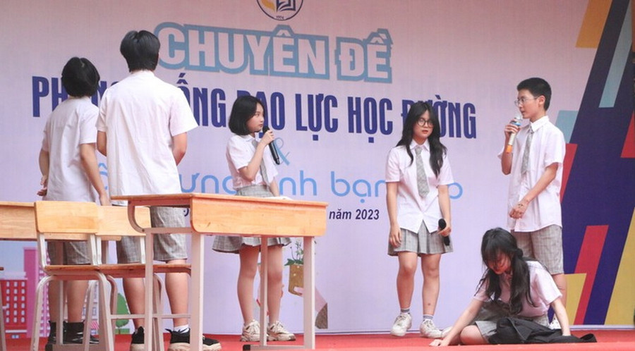 Học sinh quận Đống Đa (Hà Nội) thực hiện hoạt cảnh về phòng, chống bạo lực học đường. Học sinh quận Đống Đa (Hà Nội) thực hiện hoạt cảnh về phòng, chống bạo lực học đường.