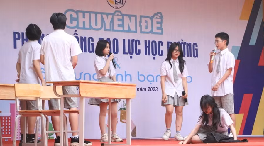 Học sinh quận Đống Đa (Hà Nội) thực hiện hoạt cảnh về phòng, chống bạo lực học đường.