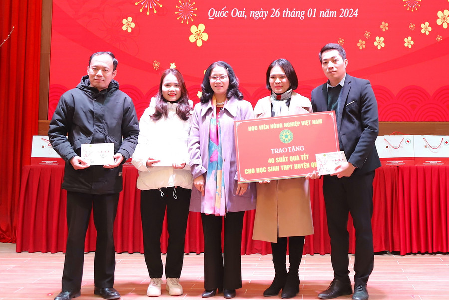 Học viện Nông nghiệp Việt Nam tặng 40 suất quà, trị giá 60 triệu đồng cho học sinh THPT huyện Quốc Oai. Học viện Nông nghiệp Việt Nam tặng 40 suất quà, trị giá 60 triệu đồng cho học sinh THPT huyện Quốc Oai.