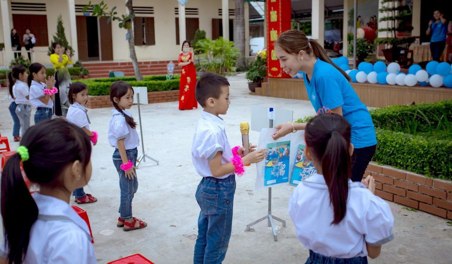 Giáo viên Trường tiểu học Văn Phương (Nho Quan, Ninh Bình) hướng dẫn học sinh về phòng, chống bạo lực học đường và xâm hại tình dục trẻ em. Ảnh: NTCC. Giáo viên Trường tiểu học Văn Phương (Nho Quan, Ninh Bình) hướng dẫn học sinh về phòng, chống bạo lực học đường và xâm hại tình dục trẻ em. Ảnh: NTCC.