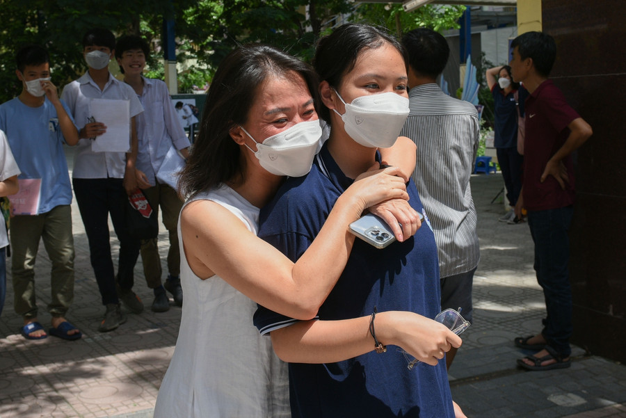 Đối với các thí sinh đây là bước ngoặt quan trọng, còn đối với những bậc phụ huynh đây là đánh dấu sự trưởng thành của con em mình.