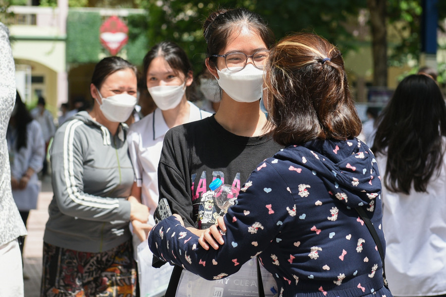 Nụ cười của những thí sinh khi nhìn thấy những bậc phụ huynh của mình.