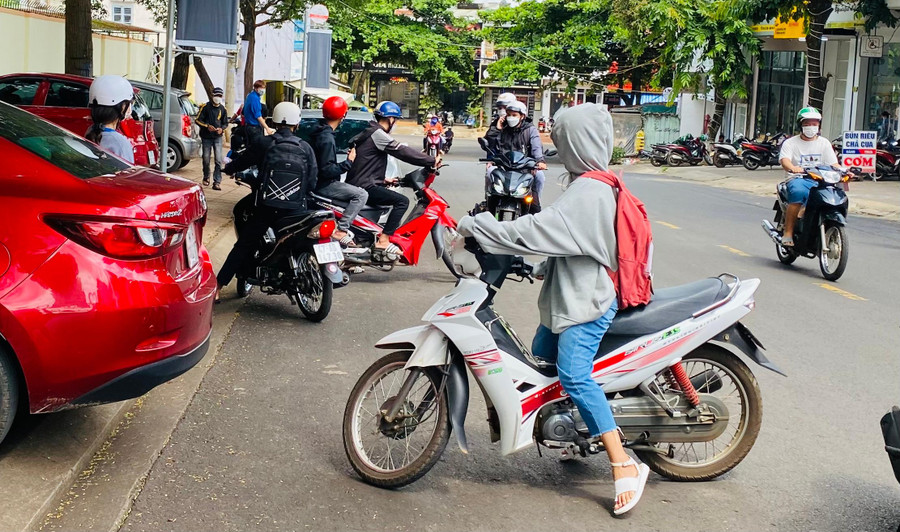 Các thí sinh ở gần điểm thi tự di chuyển đến điểm thi từ sáng sớm.