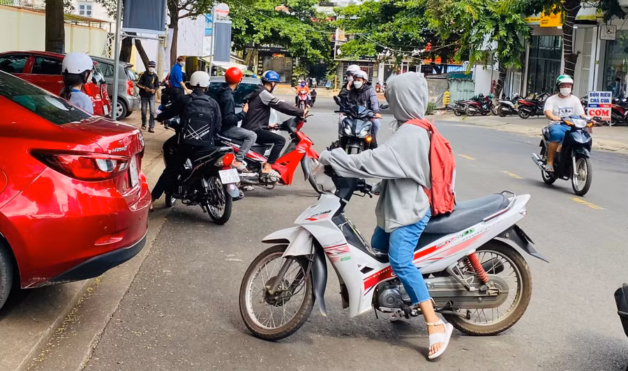 Các thí sinh ở gần điểm thi tự di chuyển đến điểm thi từ sáng sớm.