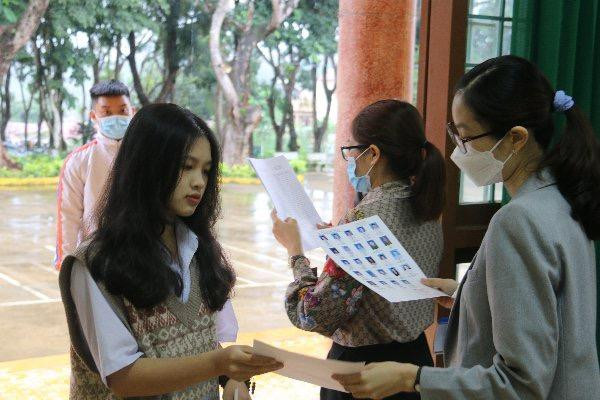 Thí sinh làm thủ tục vào phòng thi.