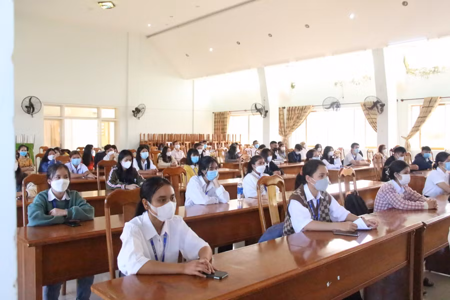 Do ảnh hưởng của dịch bệnh Covid-19 nên nhà trường hạn chế người tham dự lễ Khai giảng năm học mới.