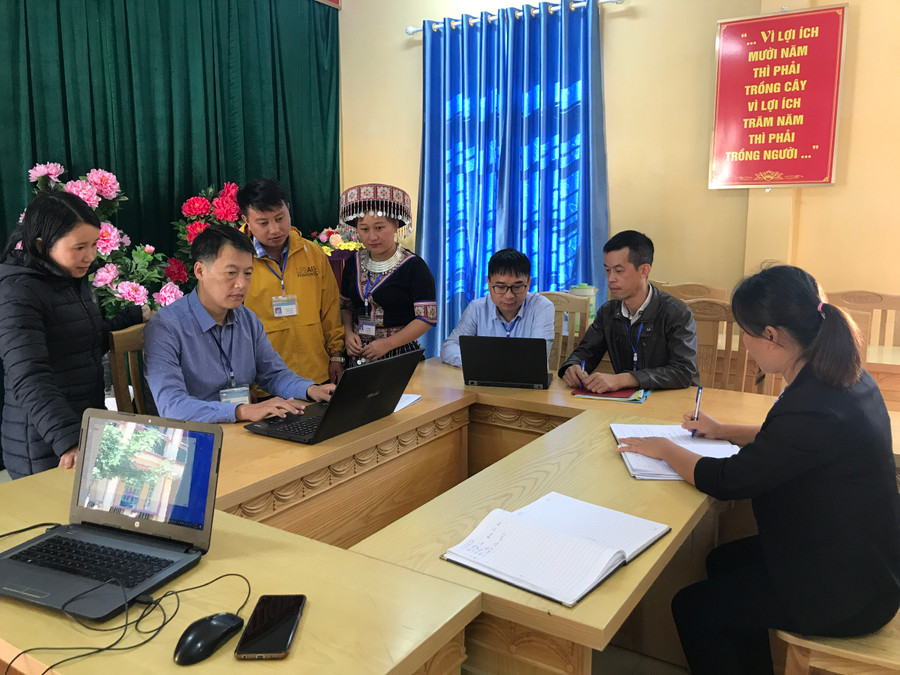 Cô giáo Lý Thị Ba và các đồng nghiệp trong trường sinh hoạt chuyên môn. Cô giáo Lý Thị Ba và các đồng nghiệp trong trường sinh hoạt chuyên môn.