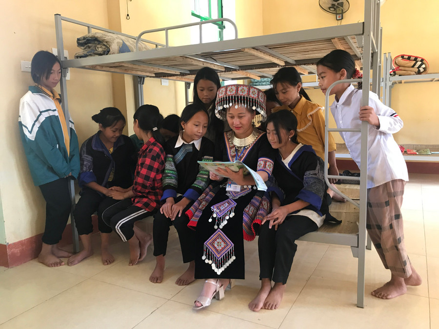 Cô giáo Lý Thị Ba đến khu nhà ở cho học sinh và động viên các em học tập. Cô giáo Lý Thị Ba đến khu nhà ở cho học sinh và động viên các em học tập.