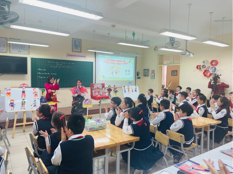 Tiết học Mĩ Thuật đầy sáng tạo của cô giáo Phạm Thị Vân. Tiết học Mĩ Thuật đầy sáng tạo của cô giáo Phạm Thị Vân.