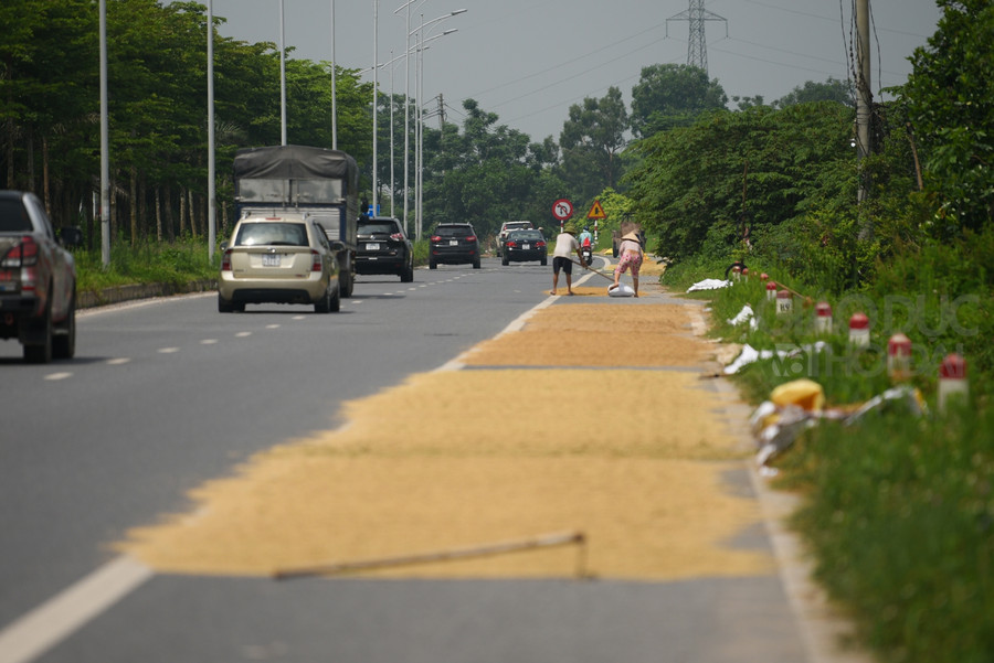 Vì vậy, các phương tiện khi lưu thông qua những đoạn đường này đều phải giảm tốc độ hoặc lấn sang cả làn đường ngược chiều.