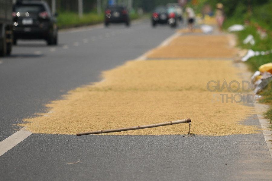 Những chiếc &quot; barie&quot; từ gạch, đá, bao tải hay thậm chí là những chiếc bờ cào được dựng ngay trên mặt đường.