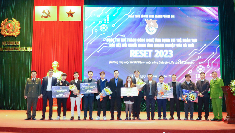 Chung cuộc, với phần thể hiện ấn tượng, đội thi &apos;Hỏi AI&apos;, Ứng dụng Chatbot hỗ trợ Đăng ký kinh doanh đến từ Trường Đại học VinUni đã xuất sắc giành giải Nhất của cuộc thi với phần thưởng trị giá 5 triệu đồng.