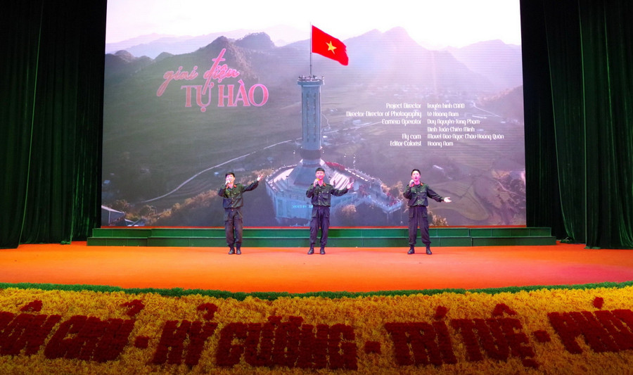 Nhiều tiết mục ca ngợi Đảng, quê hương, đất nước. Nhiều tiết mục ca ngợi Đảng, quê hương, đất nước.