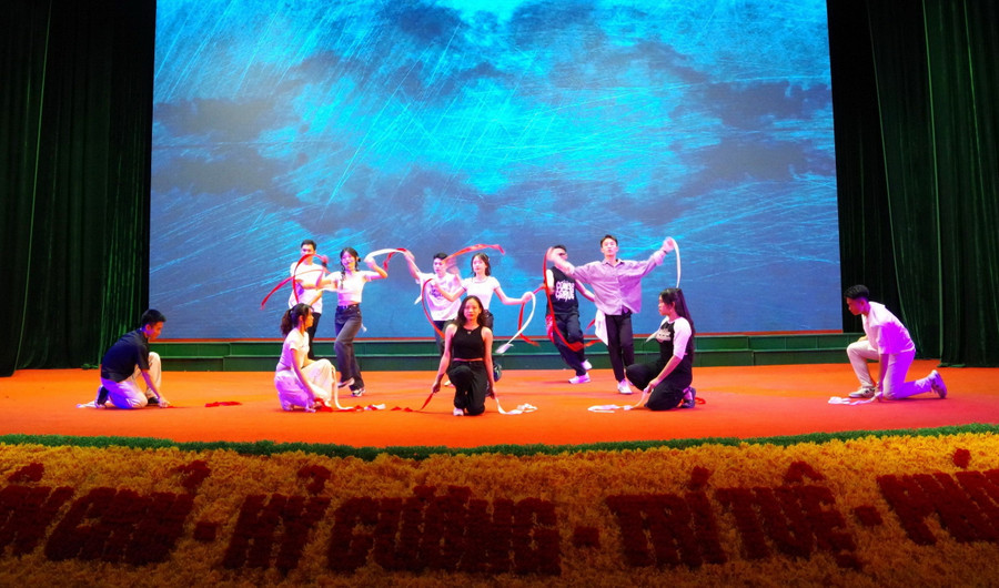 Chương trình còn có nhiều tiết mục hiện đại. Chương trình còn có nhiều tiết mục hiện đại.