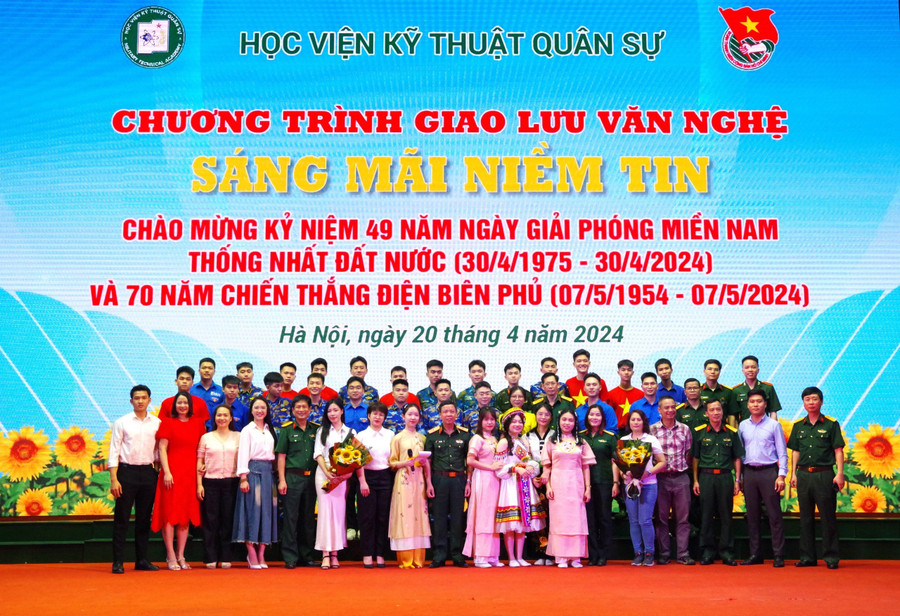 Chương trình giao lưu văn nghệ ‘Sáng mãi niềm tin’ thành công tốt đẹp. Chương trình giao lưu văn nghệ ‘Sáng mãi niềm tin’ thành công tốt đẹp.