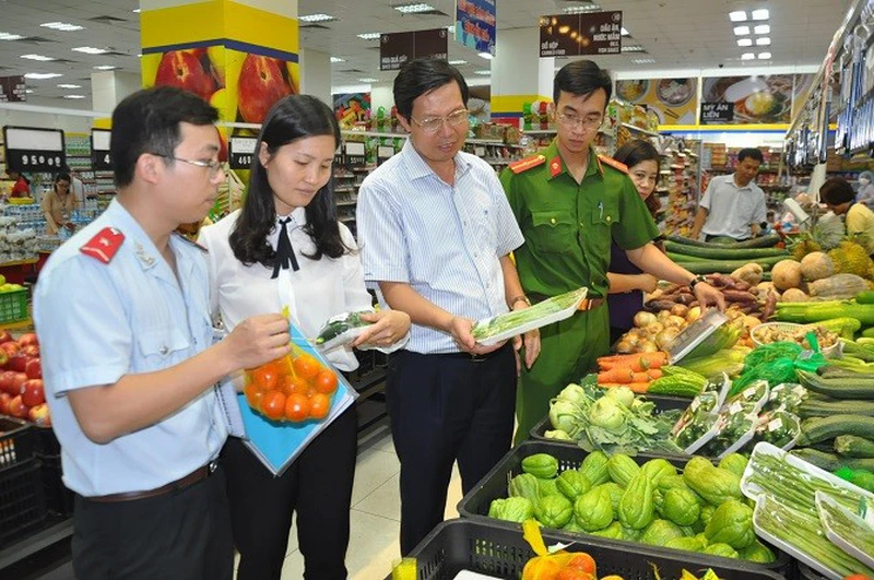 Bộ Công Thương yêu cầu lực lượng quản lý thị trường kiểm tra, phát hiện, xử lý các tổ chức, cá nhân có hành vi lợi dụng thị trường có biến động về cung cầu, giá cả để thu lời bất chính. Ảnh minh hoạ.