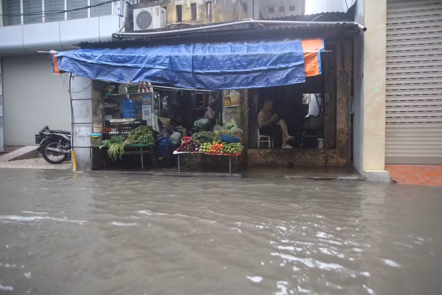 Nhiều gia đình nơi đây đã phải tôn nền nhà cao hơn rất nhiều so với mặt đường để tránh nước tràn vào trong nhà mỗi khi úng ngập.