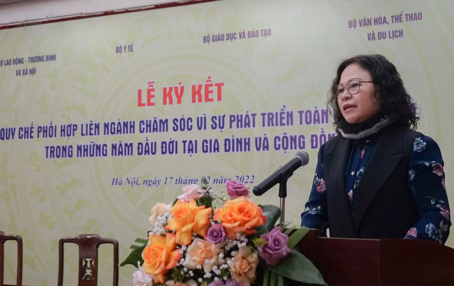 Thứ trưởng Bộ GD&amp;ĐT Ngô Thị Minh phát biểu tại lễ ký