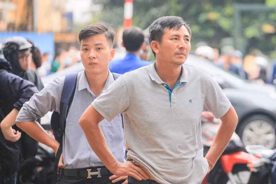 Phụ huynh đồng hành cùng sĩ tử