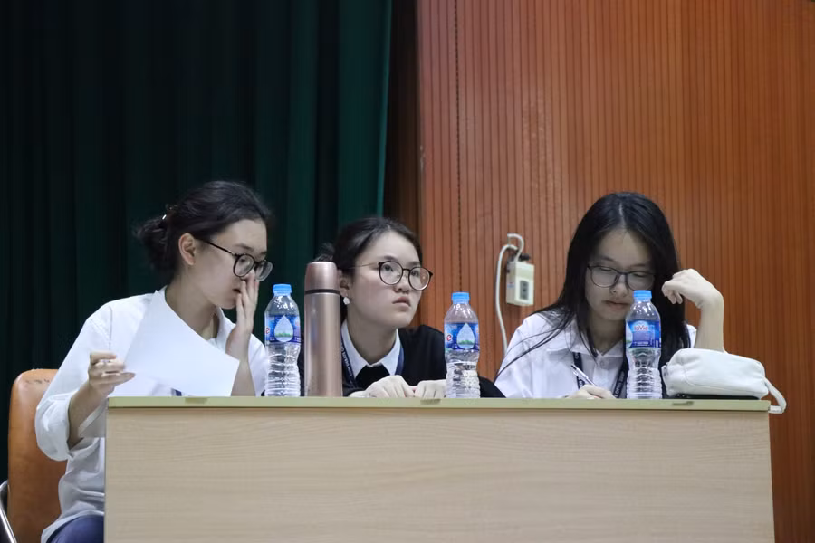 Là đội đứng ở phe ủng hộ, DSOW B tung ra những luận điểm đầy thuyết phục: Việc đề cao lý tưởng sống đang hạn chế con người tìm đến sự tự do, đặc biệt là đối với giới trẻ.