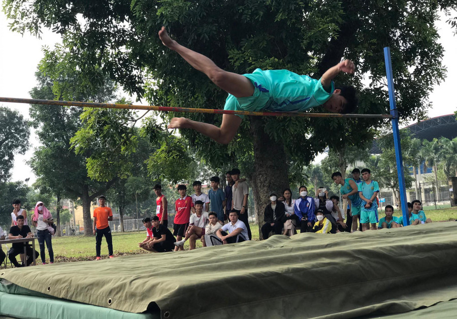 Nhảy cao qua xà. Nhảy cao qua xà.