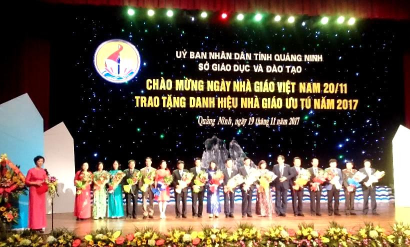 Đồng chí Vũ Minh Đức, Chủ tịch Công đoàn Giáo dục Việt Nam trao kỷ niệm chương Vì sự nghiệp GD cho các cá nhân có nhiều đóng góp cho ngành