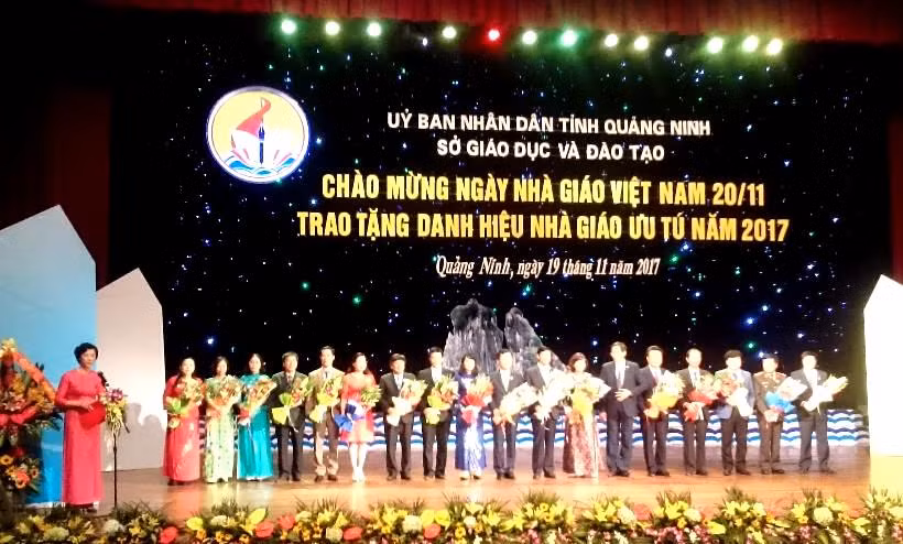 Đồng chí Vũ Minh Đức, Chủ tịch Công đoàn Giáo dục Việt Nam trao kỷ niệm chương Vì sự nghiệp GD cho các cá nhân có nhiều đóng góp cho ngành